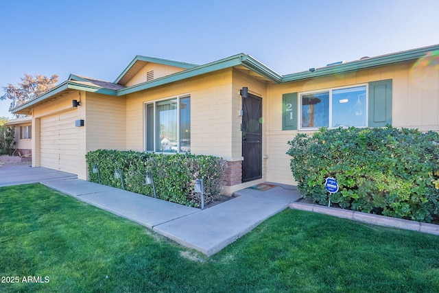 view of front of house featuring a front yard