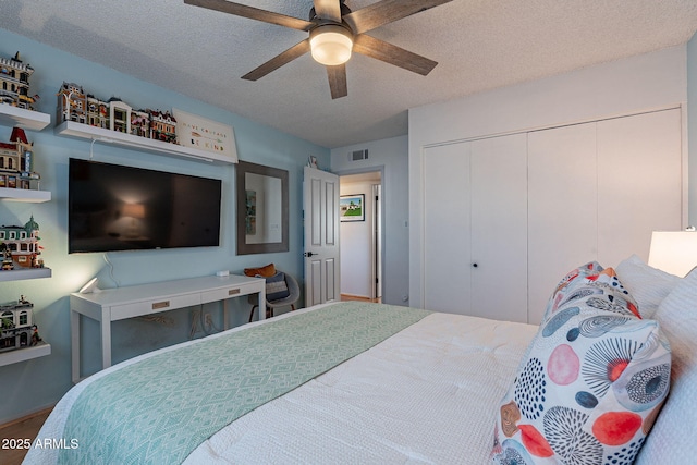 bedroom featuring ceiling fan, a closet, and a textured ceiling