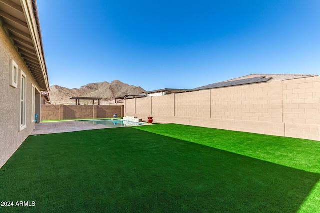 view of yard featuring a mountain view