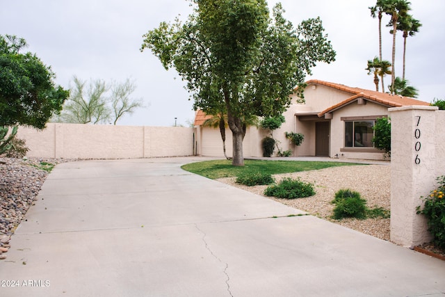 view of front facade featuring a garage