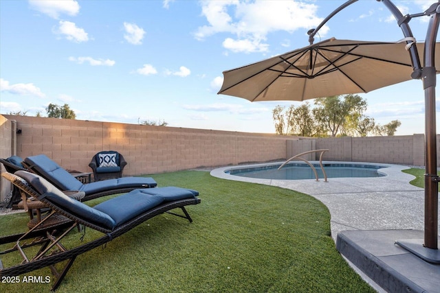 view of yard with a fenced in pool