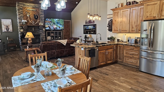 4990 N Pine Creek Canyon Dr, Pine, AZ 85544 - kitchen featuring stainless steel appliances, a peninsula, a chandelier, dark wood-style floors, and lofted ceiling
