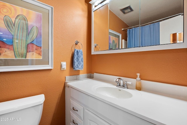 16819 E Gunsight Dr Unit A31, Fountain Hills, AZ 85268 - bathroom featuring vanity, a shower with shower curtain, and a textured wall