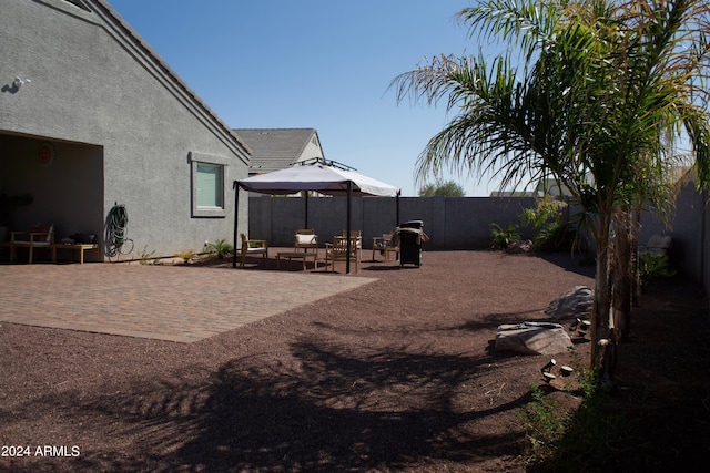 view of yard featuring outdoor lounge area and a patio