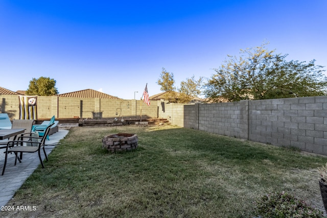 view of yard featuring an outdoor fire pit