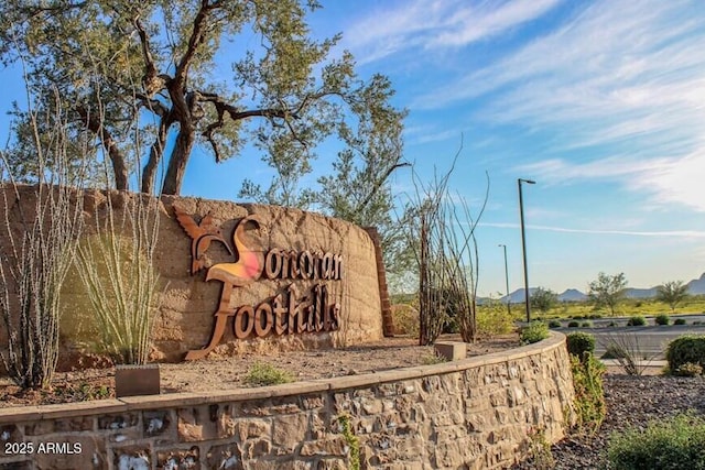 community sign featuring a mountain view