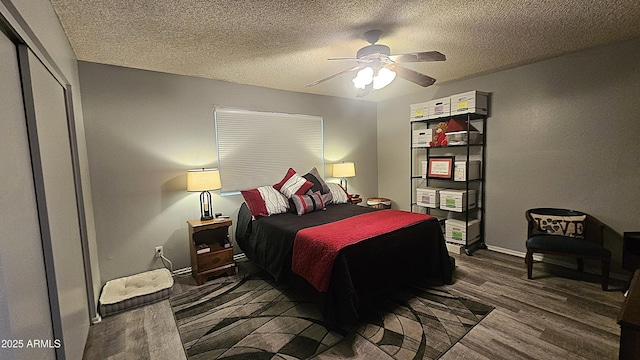 5751 W Muriel Dr, Glendale, AZ 85308 - bedroom with wood finished floors, a textured ceiling, ceiling fan, and a closet