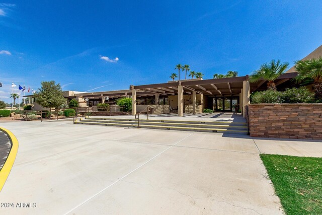 view of property's community featuring a lawn