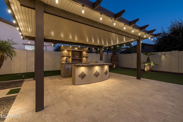 view of patio featuring an outdoor kitchen