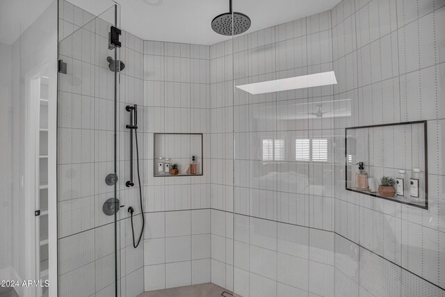 3800 E Lincoln Dr Unit 42, Phoenix, AZ 85018 - bathroom featuring a tile shower and a closet