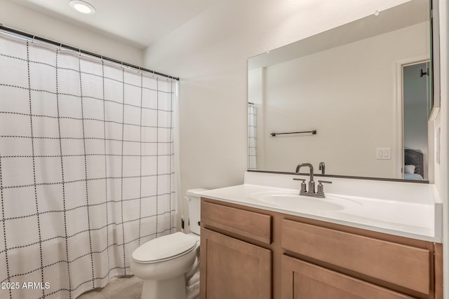 bathroom featuring a shower with shower curtain, vanity, and toilet