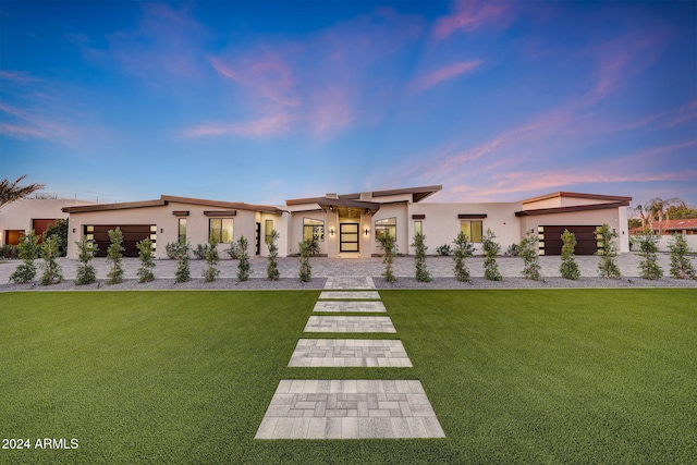 view of front facade with a lawn