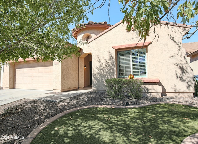 view of front facade featuring a garage