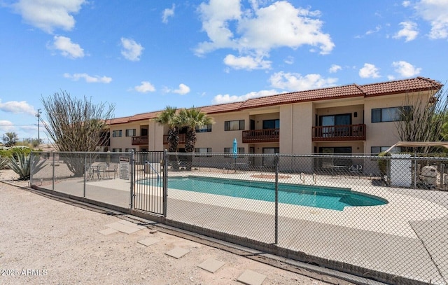 view of swimming pool