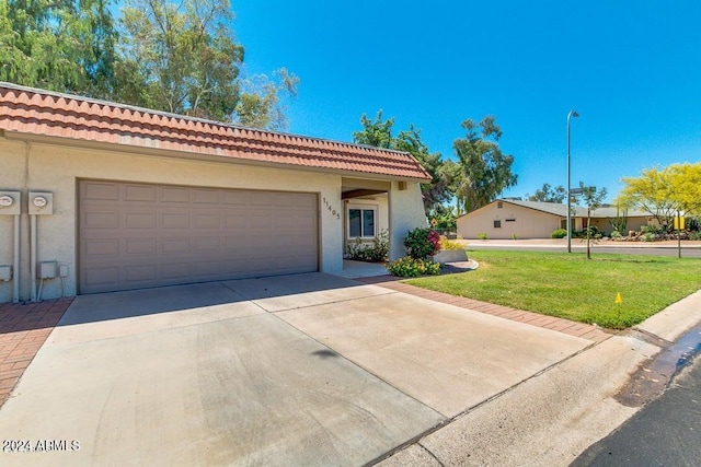 view of front of property featuring a front lawn