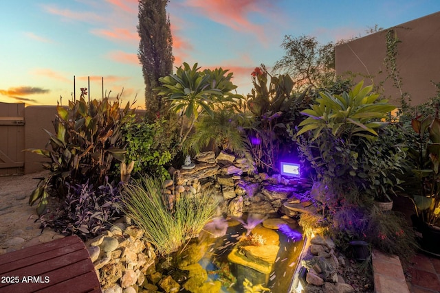 view of yard at dusk