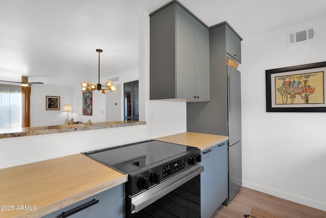 4600 N 68th St Unit 370, Scottsdale, AZ 85251 - kitchen featuring electric range, gray cabinets, light countertops, light wood-style floors, and a chandelier