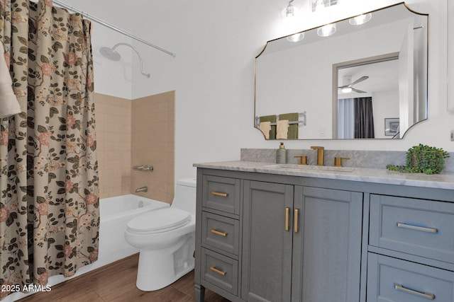 4600 N 68th St Unit 370, Scottsdale, AZ 85251 - bathroom featuring wood finished floors, toilet, vanity, shower / tub combo with curtain, and a ceiling fan