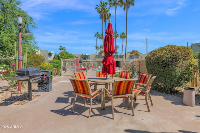 4600 N 68th St Unit 370, Scottsdale, AZ 85251 - view of patio / terrace with area for grilling, fence, and outdoor dining space