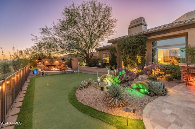 view of yard at dusk