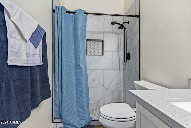 bathroom featuring a shower with shower curtain, vanity, and toilet