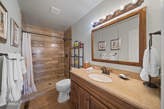 1185 S Camino Cobre Dr, Wickenburg, AZ 85390 - bathroom featuring a tile shower, toilet, vanity, and visible vents