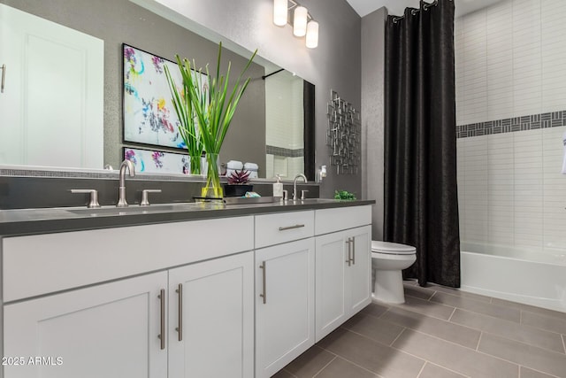 27647 N 176th Dr, Surprise, AZ 85387 - full bath featuring tile patterned flooring, toilet, double vanity, and shower / bath combo with shower curtain