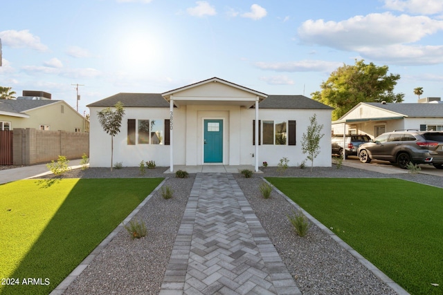 view of front of property featuring a front yard