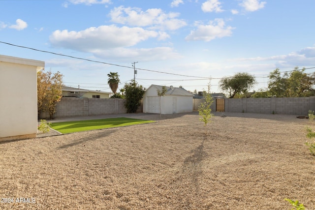 view of yard with an outbuilding