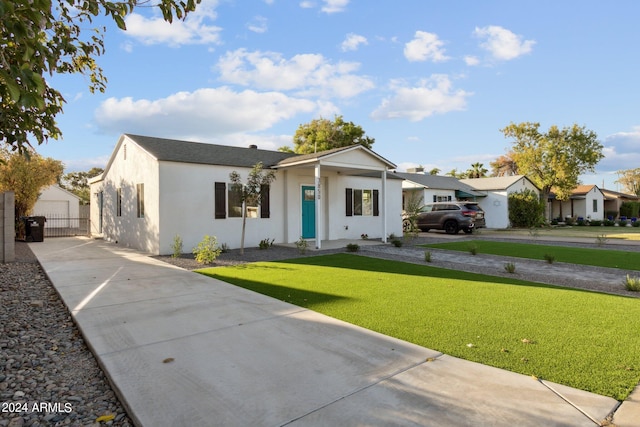 view of front of house with a front lawn