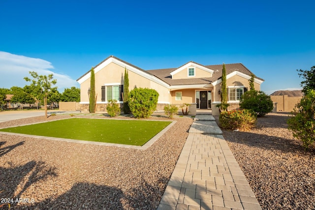 view of front of property featuring a front yard