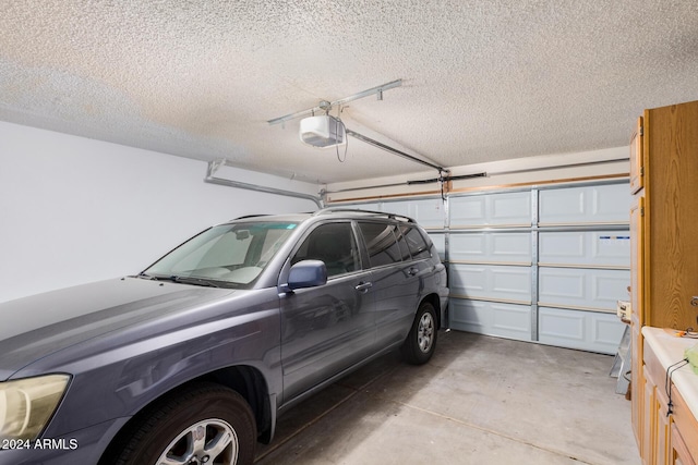 10014 N 66th Ln, Glendale, AZ 85302 - garage with a garage door opener