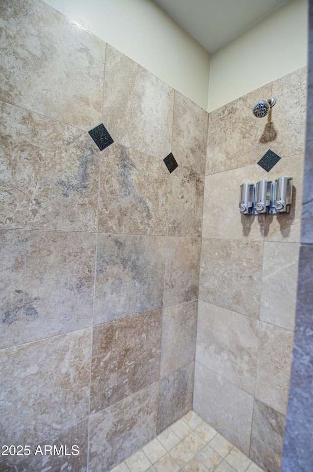 bathroom featuring tiled shower