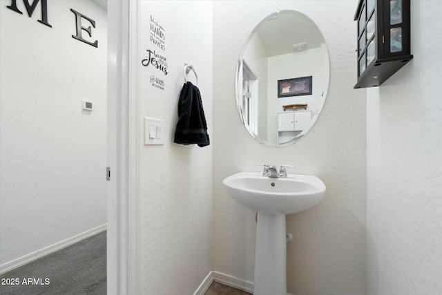 bathroom featuring sink