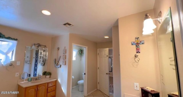 full bath featuring tile patterned flooring, visible vents, toilet, recessed lighting, and vanity