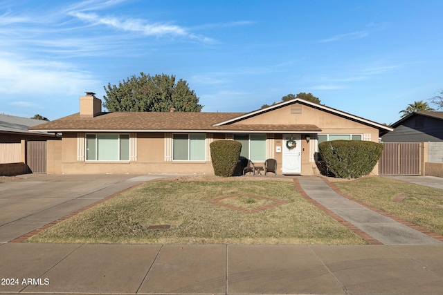 ranch-style house featuring a front yard