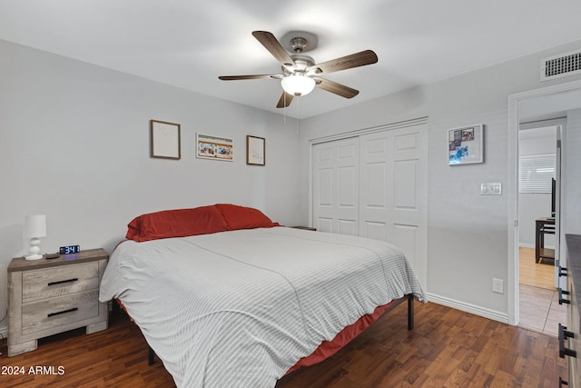 bedroom featuring a closet, dark hardwood / wood-style floors, and ceiling fan