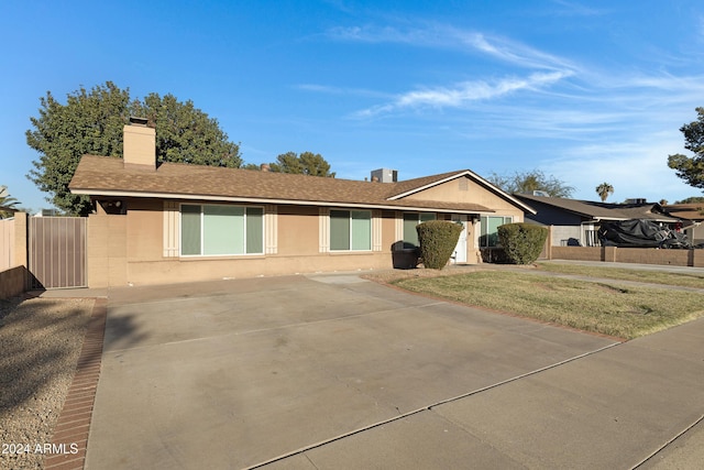 single story home featuring a front lawn