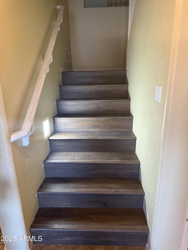1206 W Pinkley Ave, Coolidge, AZ 85128 - stairs featuring a textured wall
