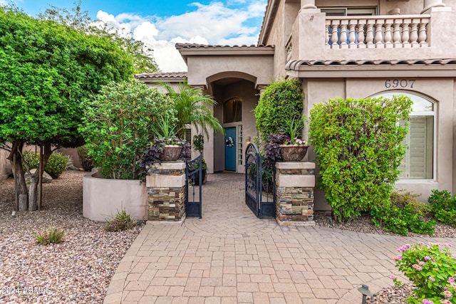 entrance to property featuring a balcony