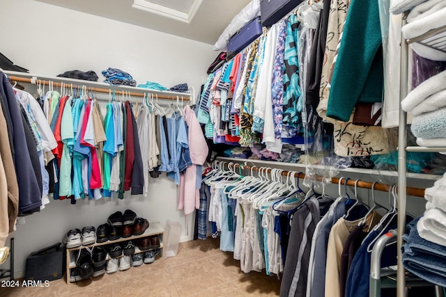 walk in closet with light tile patterned flooring