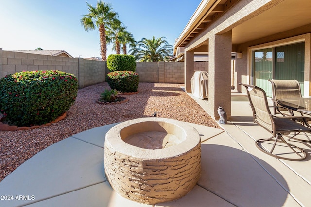 view of patio featuring a fire pit