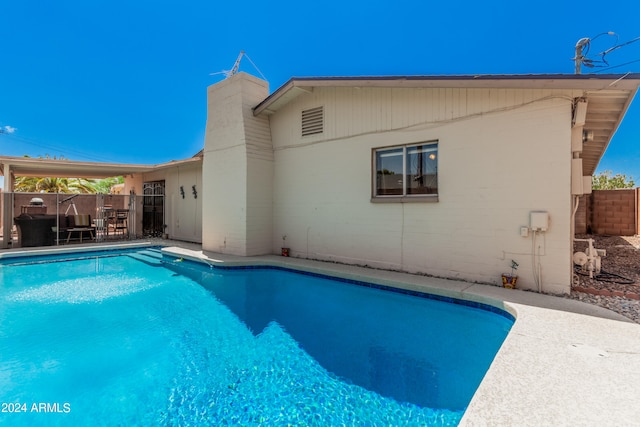 view of swimming pool