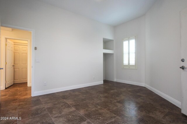 spare room with carpet and ceiling fan