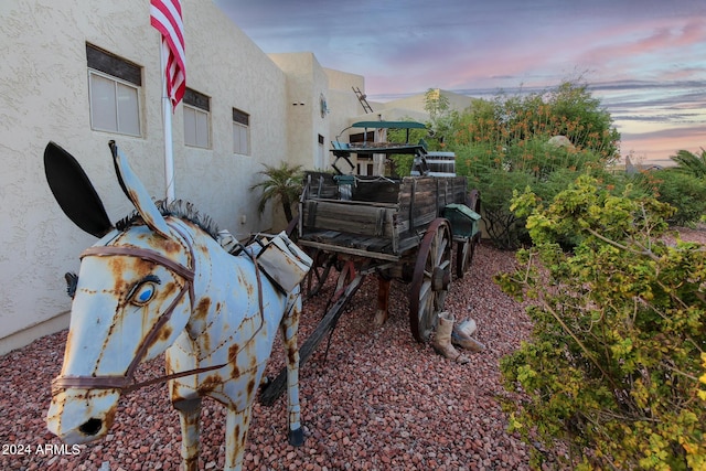 view of yard at dusk