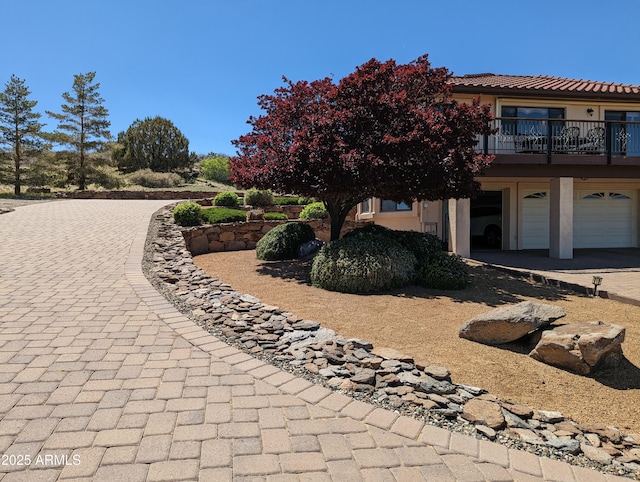 view of front facade with an attached garage and driveway