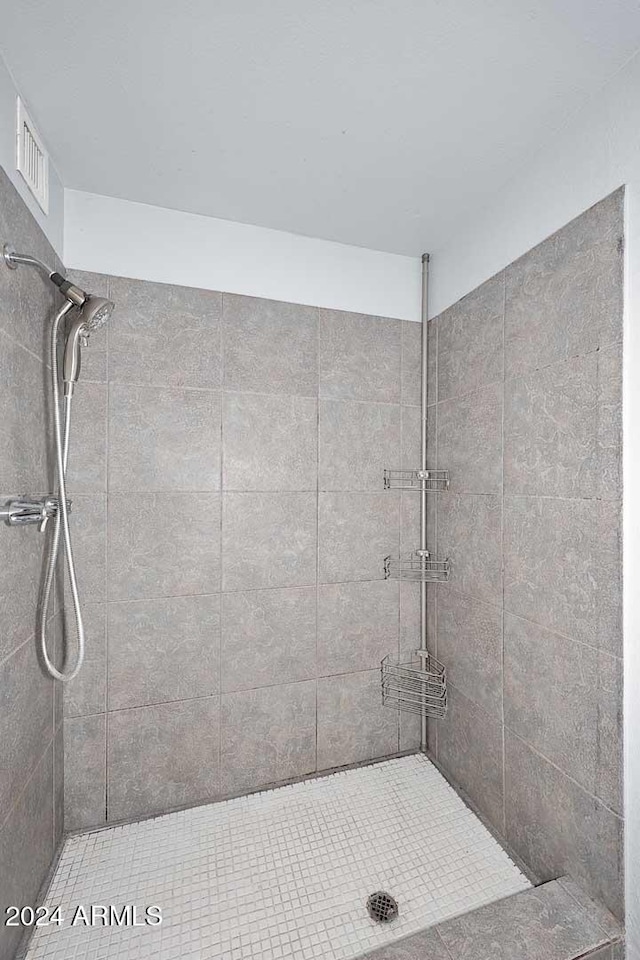 bathroom featuring a tile shower