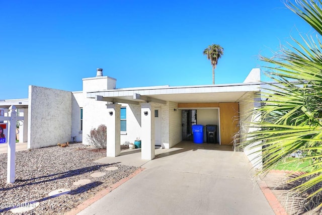 view of front facade featuring a carport