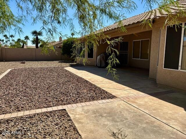 view of yard featuring a patio