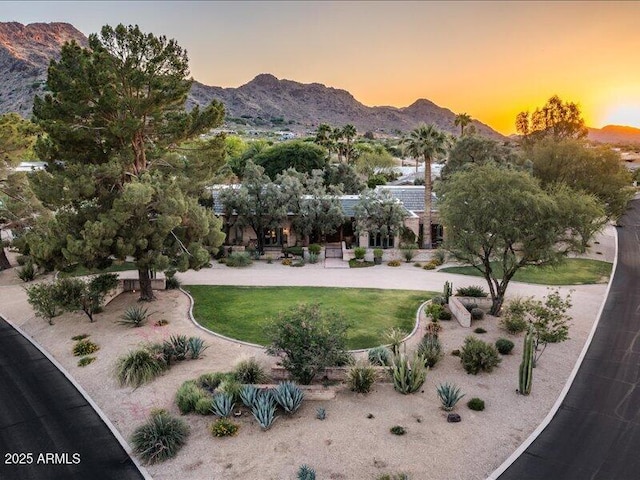8022 N Ironwood Dr, Paradise Valley, AZ 85253 - view of property's community featuring a mountain view and a yard